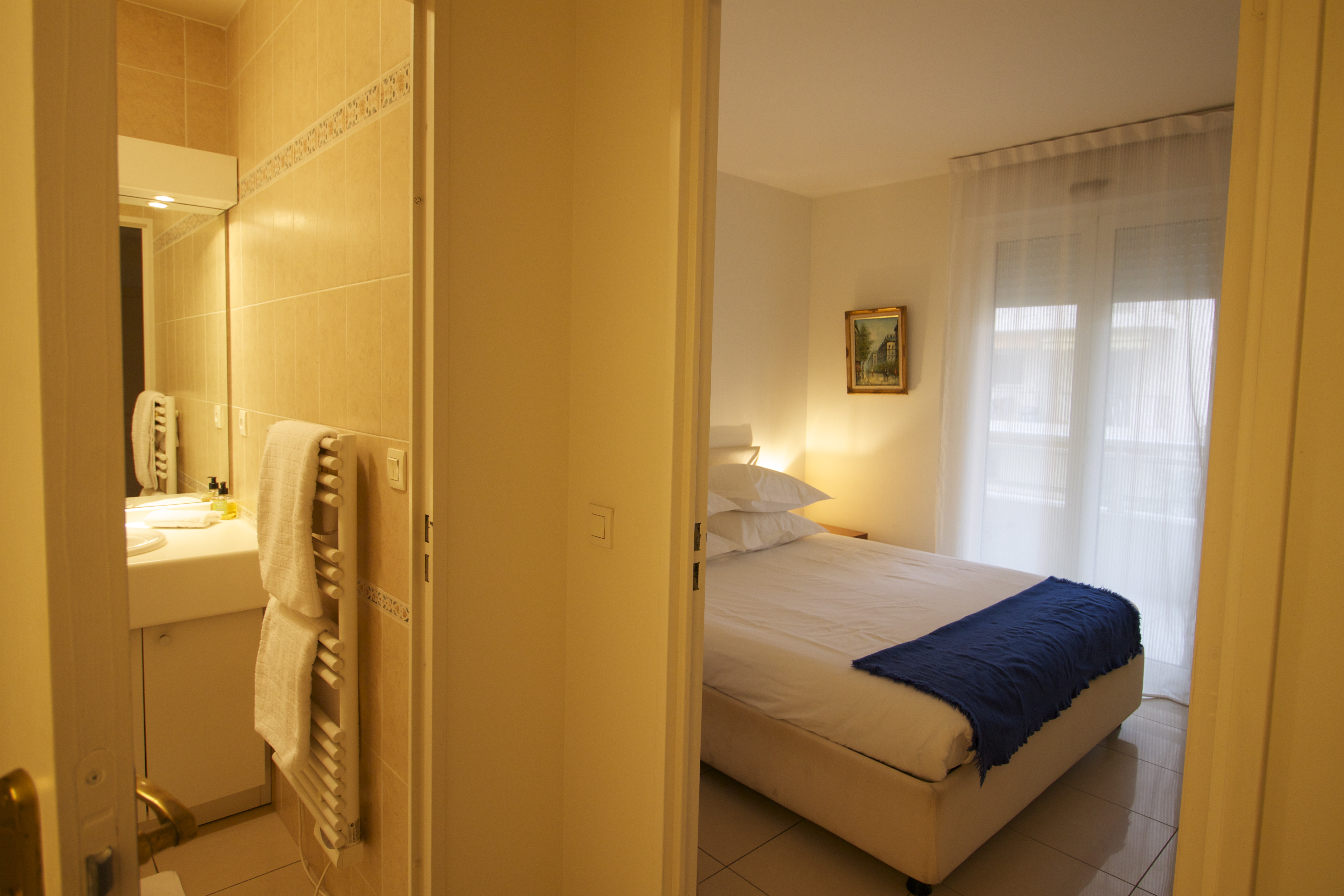 thekeylady-holiday-rental-antibes-albert-1er-bedroom-bathroom