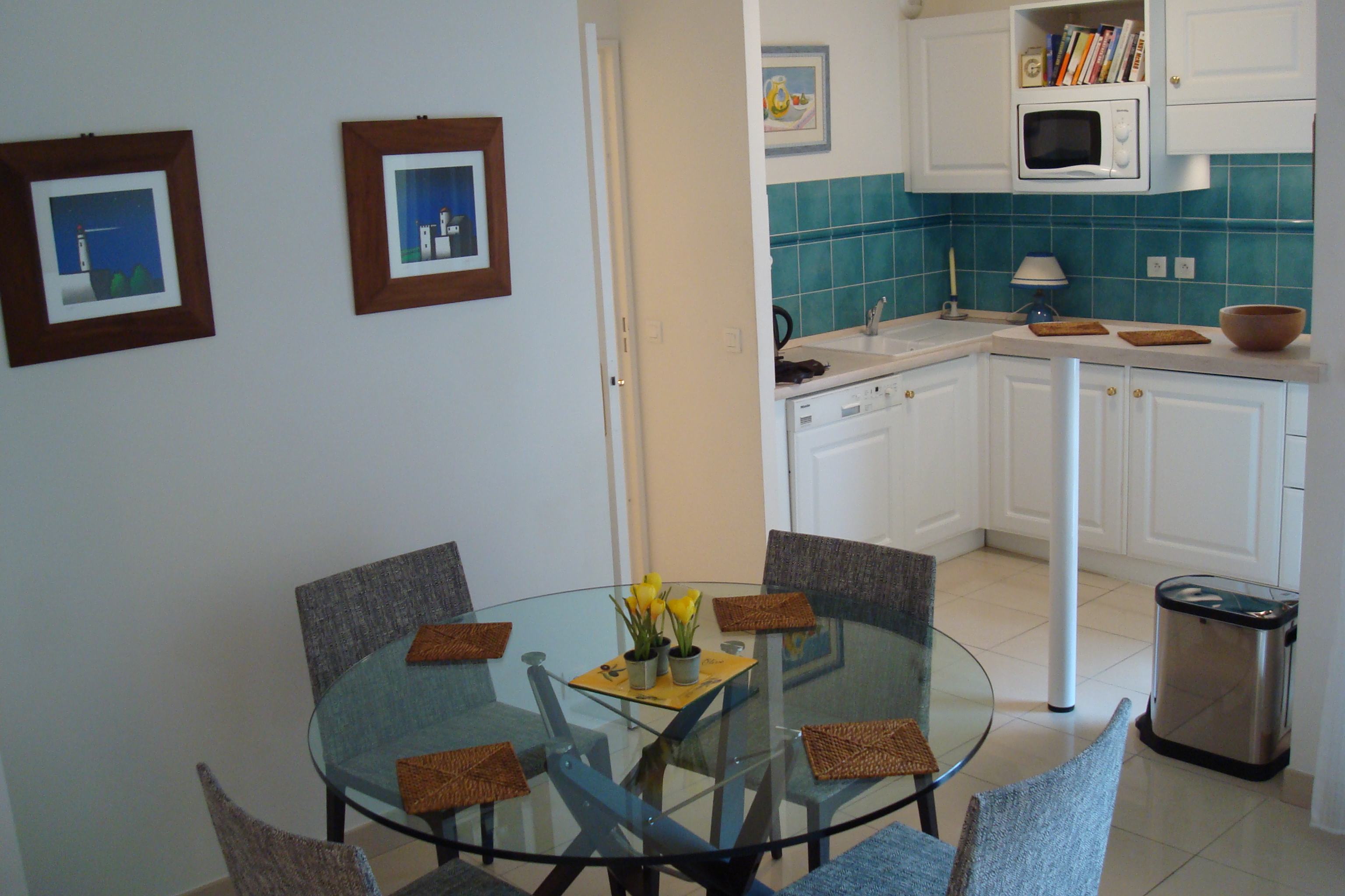 thekeylady-holiday-rental-antibes-albert-1er-kitchen-area