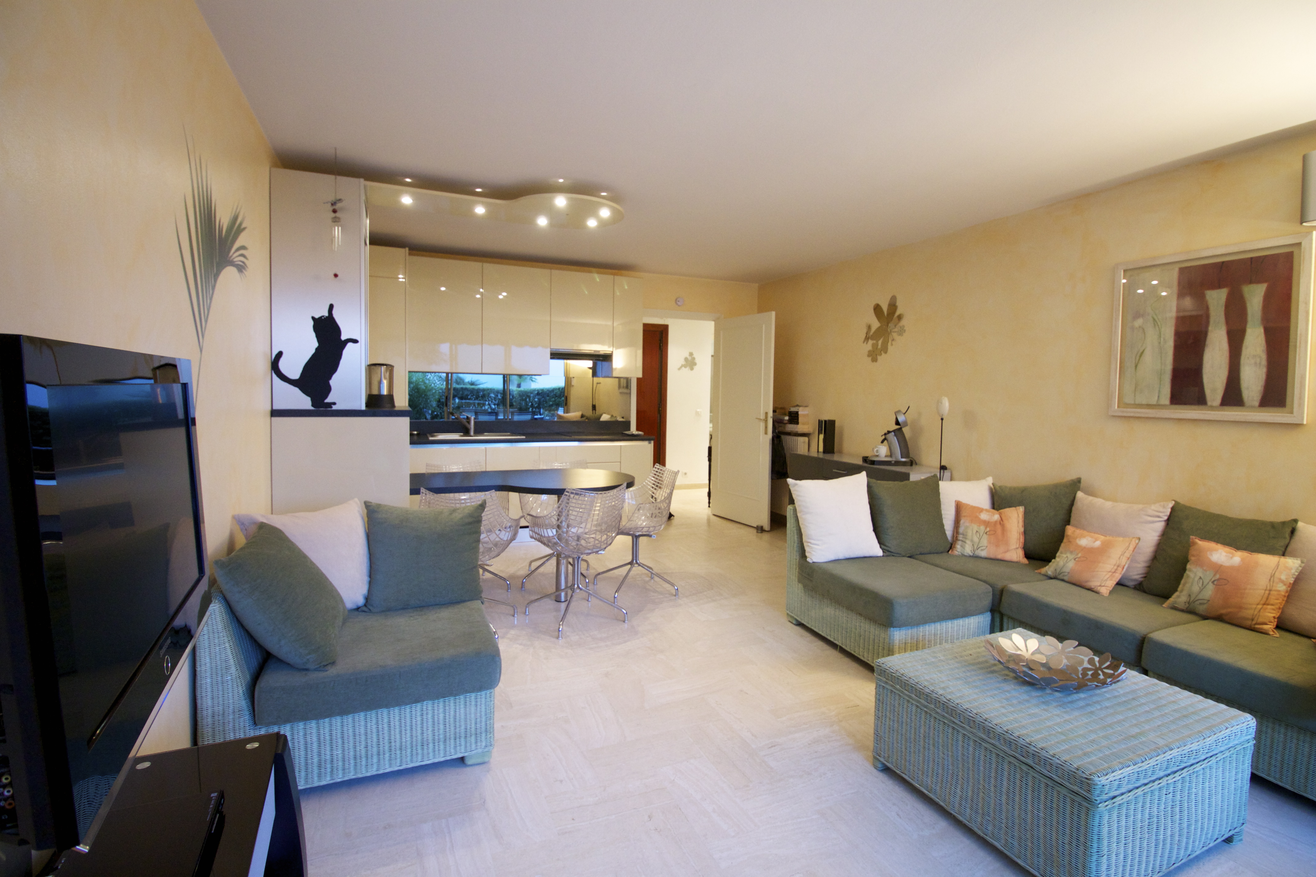 thekeylady-holiday-rental-cannes-eden-park-living-room