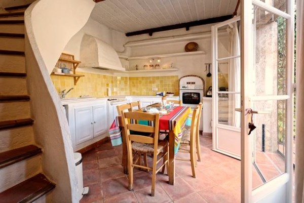 thekeylady-holiday-rental-old-antibes-rue-des-bains-kitchen