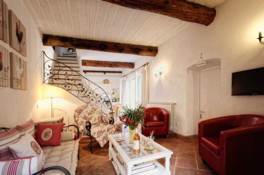 thekeylady-holiday-rental-old-antibes-rue-des-bains-living