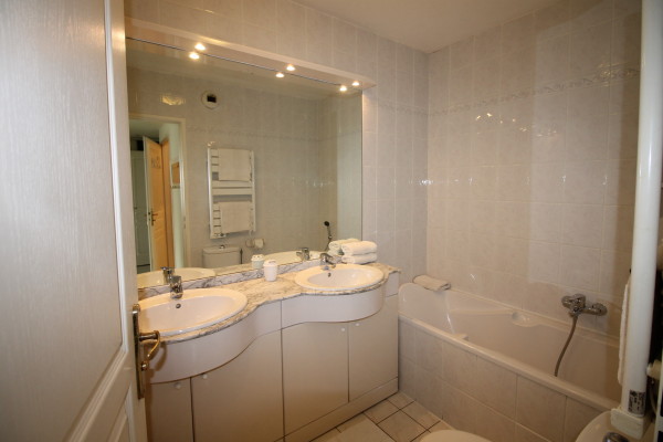 thekeylady-holiday-rental-antibes-la-mer-1st-floor-bathroom