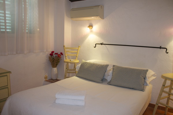 thekeylady-holiday-rental-old-antibes-casemates-double-bedroom