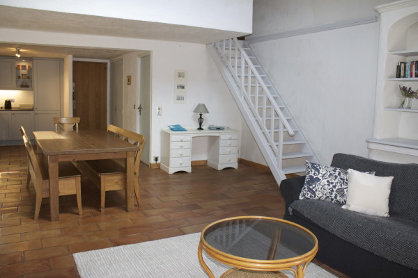 thekeylady-holiday-rental-old-antibes-casemates-living-dining-area